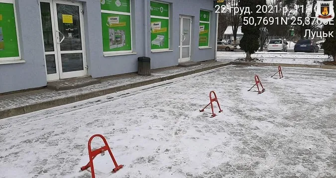 Муніципали позрізають обмежувачі руху у Луцьку і прилеглих селах (фото)
