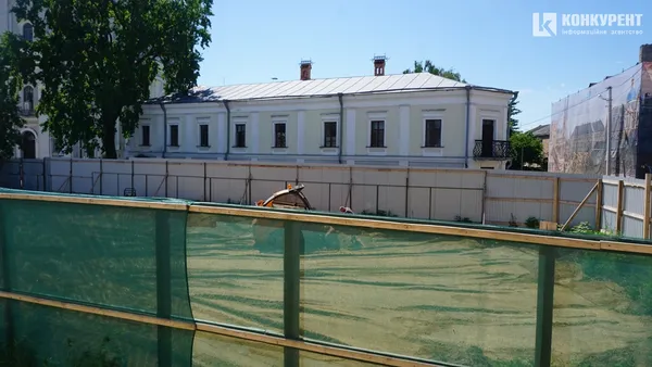 На ділянці у Старому місті працює будівельна техніка. 27 червня 2024 року