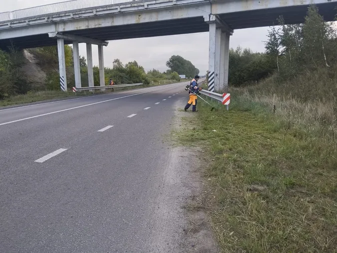 На Волині ремонтують трасу М-07 Київ – Ковель – Ягодин: латають ями та оновлюють розмітку (фото)