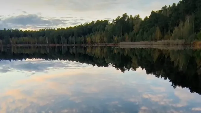 На Волині причаїлося мальовниче озеро, купання в якому загоює рани (відео)