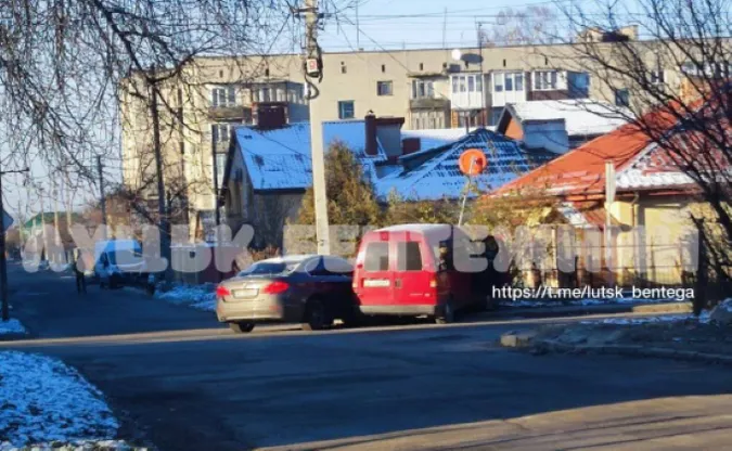 У Луцьку – аварія: авто вилетіло на тротуар і в'їхало у знак (фото)