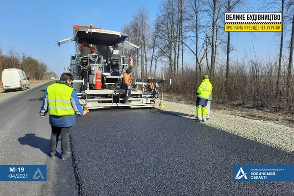 На Волині асфальтують автошлях: рух – в реверсному режимі (фото)