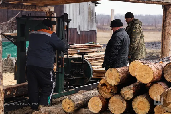 Як бійці волинської бригади готують деревину для бліндажів (фото)