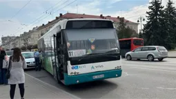 Біля ВНУ у Луцьку маршрутка втаранила легковик (фото)
