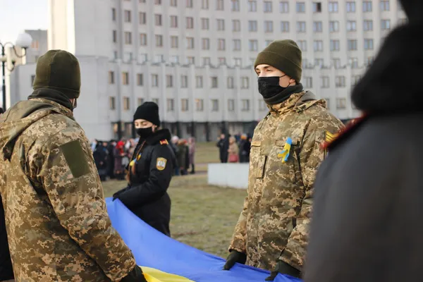 Прапори та сотні людей: як у Луцьку святкували День єднання (фото, відео)