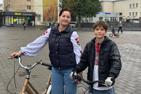 День міста у Луцьку: пів сотні велосипедистів проїхалися центром у вишиванках (фото)