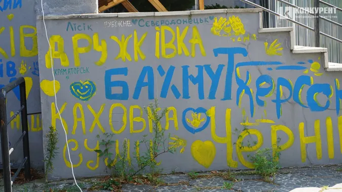 У День прапора лучани вбрались у сорочки, а будинки прикрасили стягами (фото)