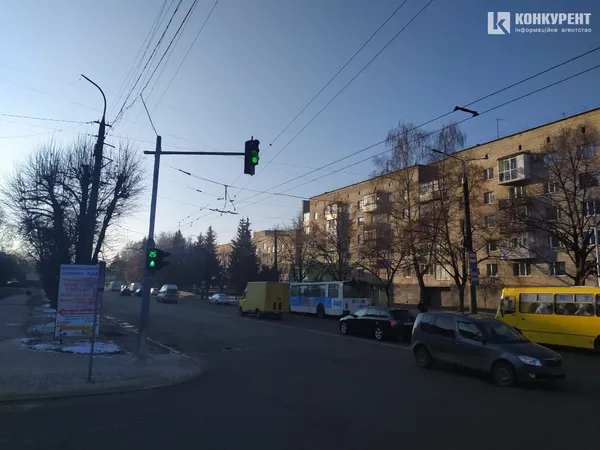 Відродження-Ветеранів-Писаревського: в Луцьку запрацював новий світлофор (фотофакт)