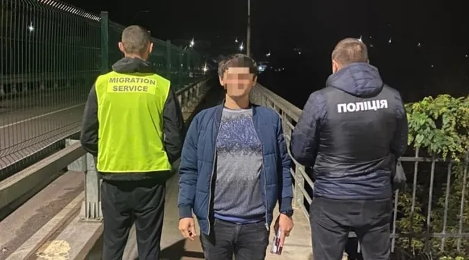 Волинські міграційники вдруге видворили азербайджанця-нелегала (фото)
