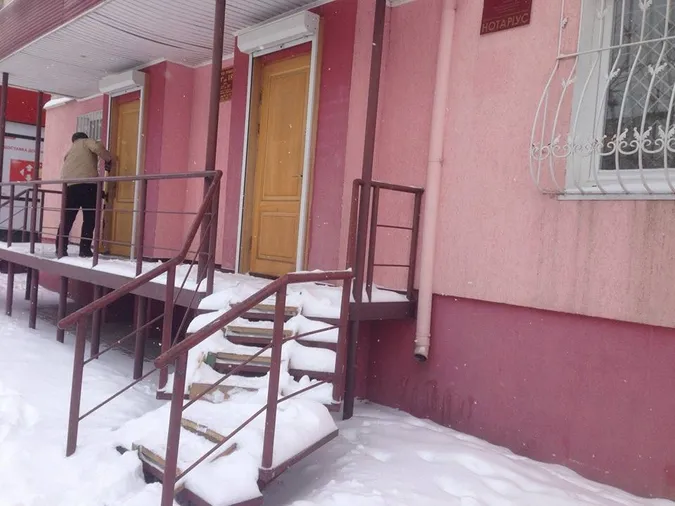 «Кому треба, той долізе»: як луцькі підприємці «чистяться» від снігу (фото)