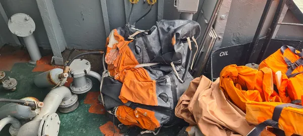 У морі виловили дірявий пліт з речами моряків із затонулого крейсера «Москва» (фото, відео)