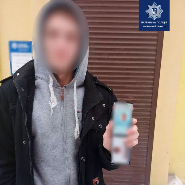 У Луцьку підлітки знайшли документи та банківські картки: згубу повернули власнику (фото)