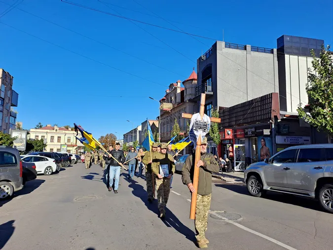 Ковель навколішки попрощався з воїном Ігорем Гембицьким