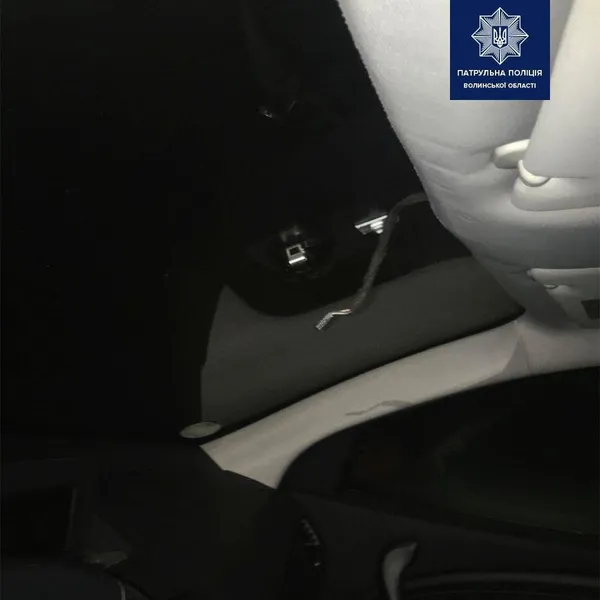 Вночі в Луцьку чоловік розбив вікно в автомобілі, але його «затримали» свідки