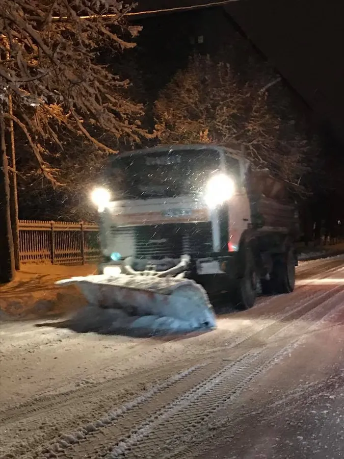 Луцькі дороги та тротуари від снігу чистять 24 машини