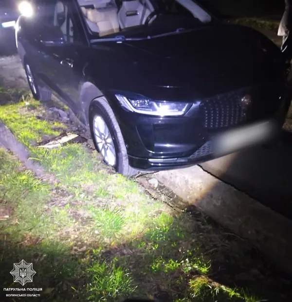 У Луцьку водійка на Jaguar «вилетіла» на бордюр (фото)