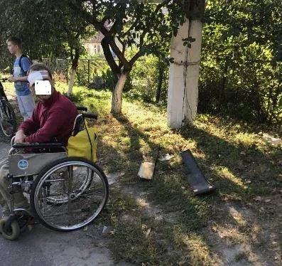 Вилетів із візка: на Волині іномарка збила чоловіка з інвалідністю (фото)