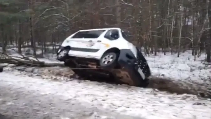На Волині автомобіль злетів з дороги і перекинувся (відео)