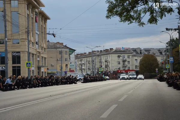 У Луцьку поліцейські на колінах зустріли кортеж із загиблим полковником Олександром Никитюком (фото)