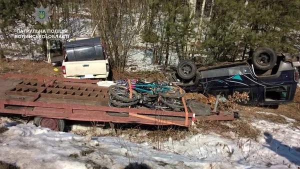 На Волині водій заснув за кермом: два авто опинилися в кюветі (фото) 