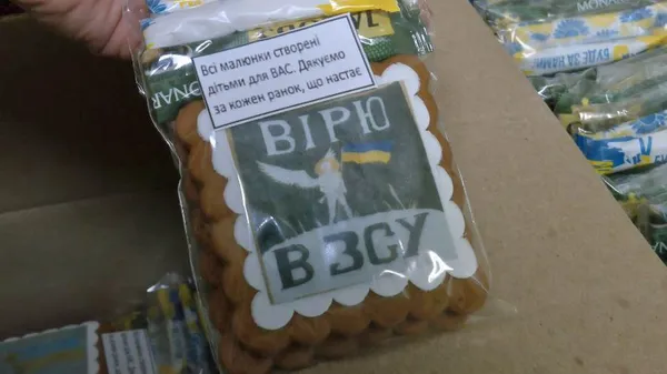 Луцька кондитерка випікає для військових імбирне печиво з їстівними картинками (відео)