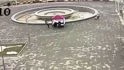 У Луцьку чоловік з ножем напав на намет Порошенка (відео)