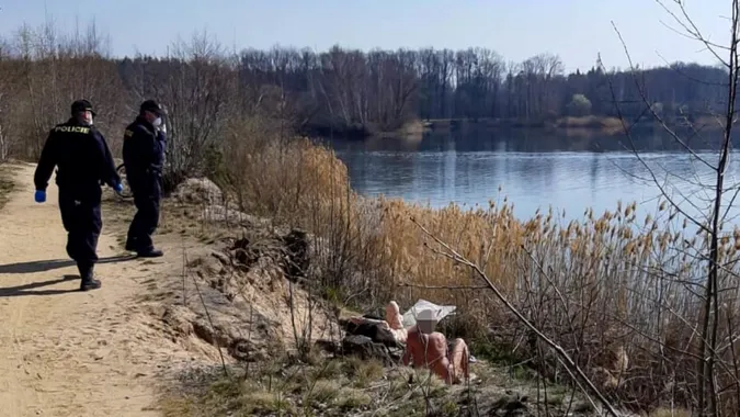 Голі, але захищені: в Чехії нудистів змусили носили маски