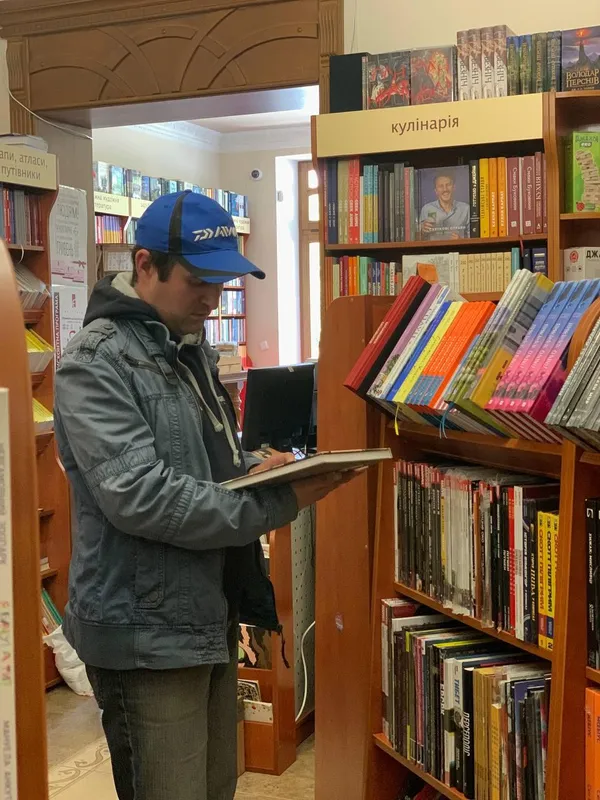 Чи є в книгарнях Луцька книжки російською мовою (фото)