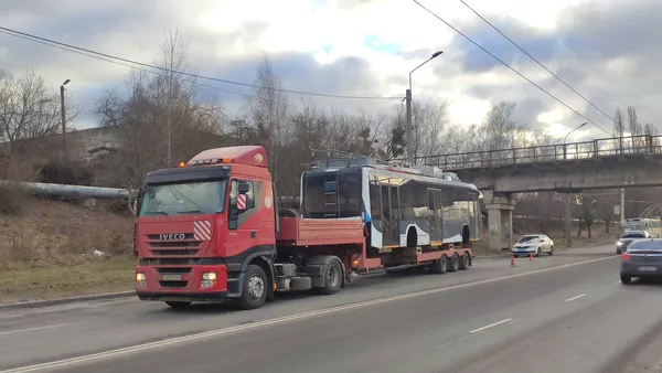 У Луцьку через нові тролейбуси обірвалася лінія електропередач (фото, відео, оновлено)