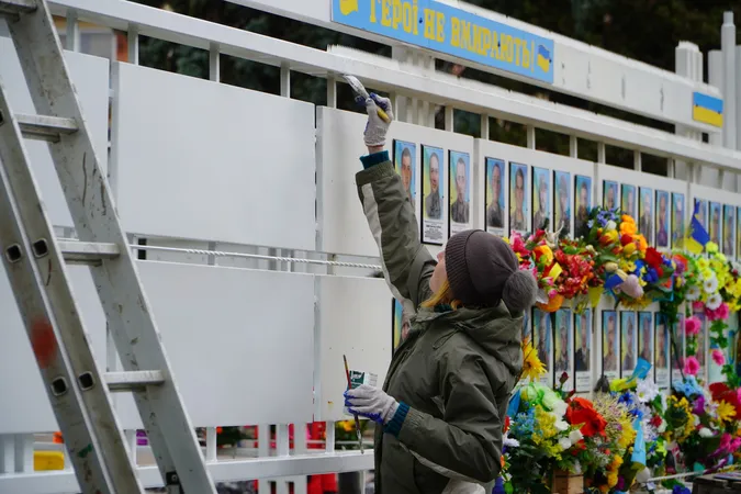 Через пташиний послід біля дошки пам'яті Героїв у Володимирі просять не годувати голубів