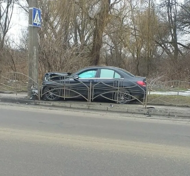 У Луцьку п'яний водій на «мерсі» влетів у стовп (фото)