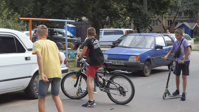 «Вони били мою подружку Свєту», – все про сварку між луцькими дітьми та бабусями