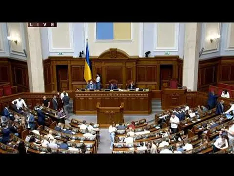 «Слуга народу» Корнієнко осоромився з мікрофоном під час засідання (відео)