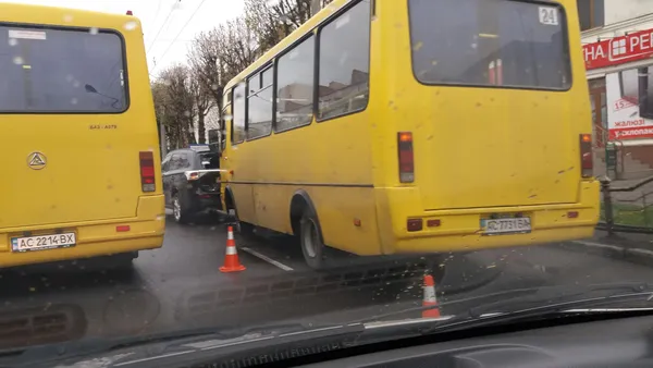 На проспекті Перемоги автопригода за участі маршрутки (фото)