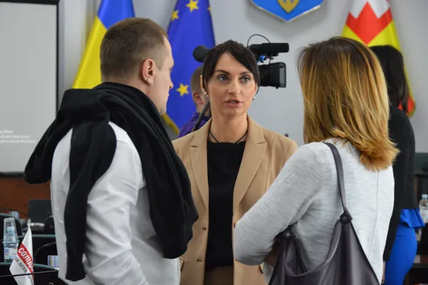 Депутати спілкуються в перерві: Андрій Авраменко, Юлія Вусенко, Наталія Бунда