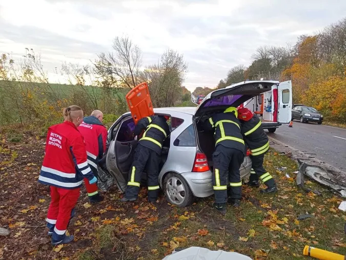 Різали автівку, щоб звільнити водійку: подробиці моторошної ДТП у Луцькому районі (фото)