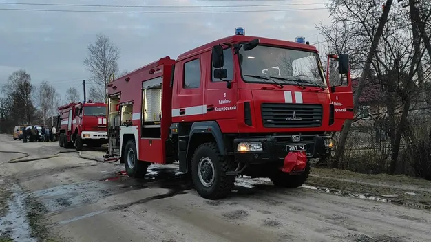 На Волині згоріла хата: господині вдалося вибратися, чоловік і син загинули (відео)