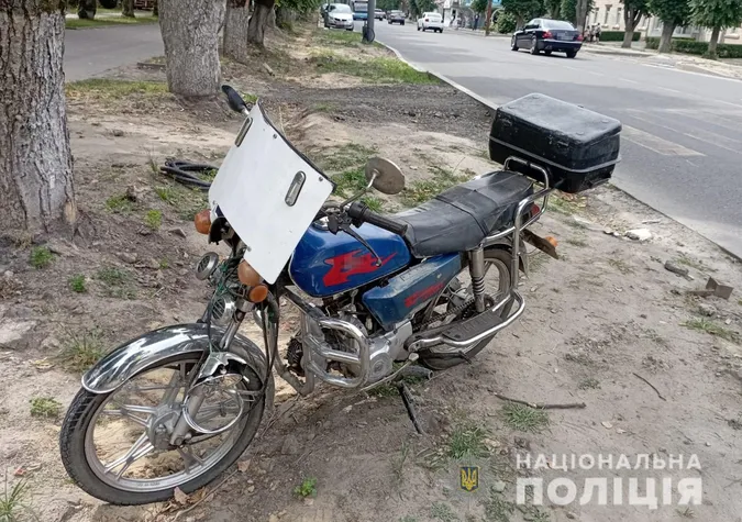 У центрі Луцька дідусь на мопеді збив двох школярок (фото)
