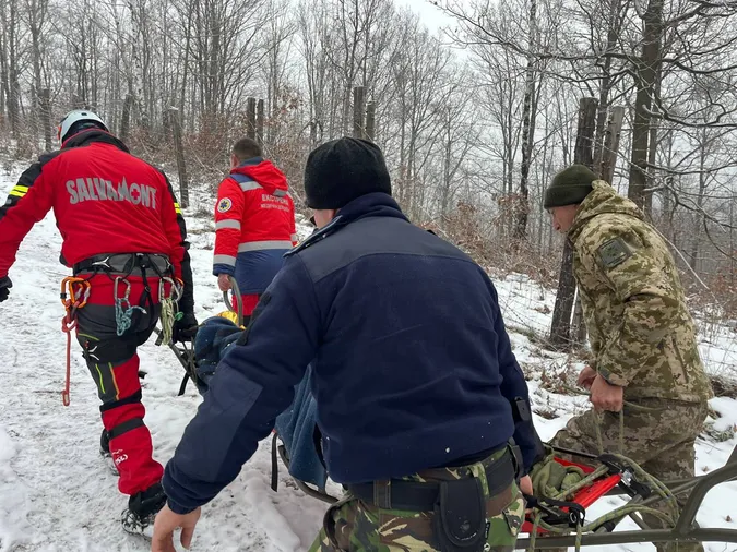 На Закарпатті ухилянт провалився у прірву, а родич покинув його у пастці (фото)