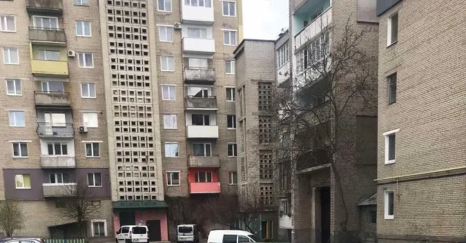У Нововолинську в ліфті знайшли непритомну жінку – просять допомогти опізнати (фото)