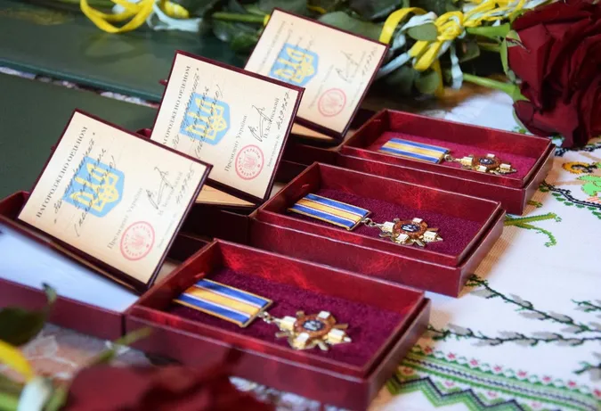 У Луцьку п'ятьом родинам загиблих прикордонників вручили їхні посмертні нагороди (фото)