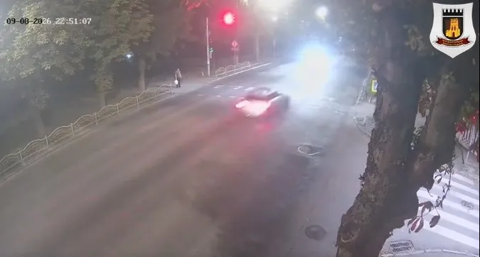 У Луцьку водій BMW проскочив на червоне: небезпечний маневр зафіксували камери (відео)