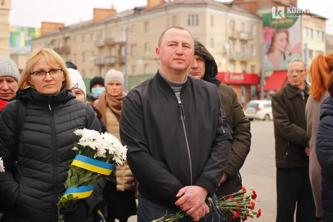 Квіти та сотні людей: у Луцьку вшанували пам'ять героїв Небесної Сотні (фото, відео)