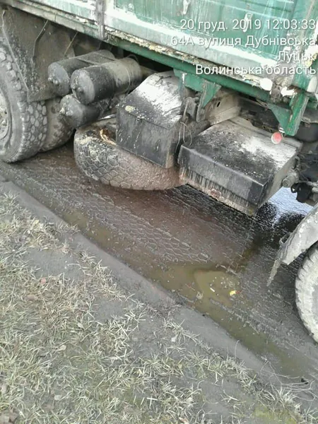 У Луцьку з вантажівки розсипався жом та засмердів усю Дубнівську (фото)