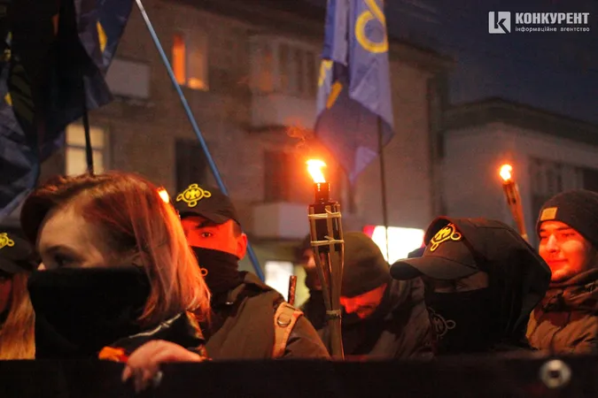 Смолоскипи та прапори: Луцьком гучно пройшовся марш націоналістів (фото, відео)