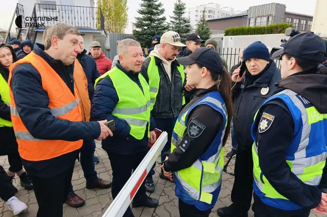 Під Генконсульством Польщі в Луцьку перевізники вимагають розблокувати кордон