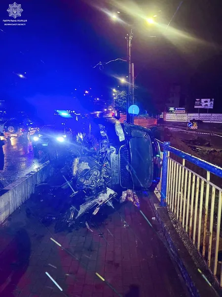 П'яна водійка не впоралась з керуванням: деталі ДТП на мості у Луцьку (фото)