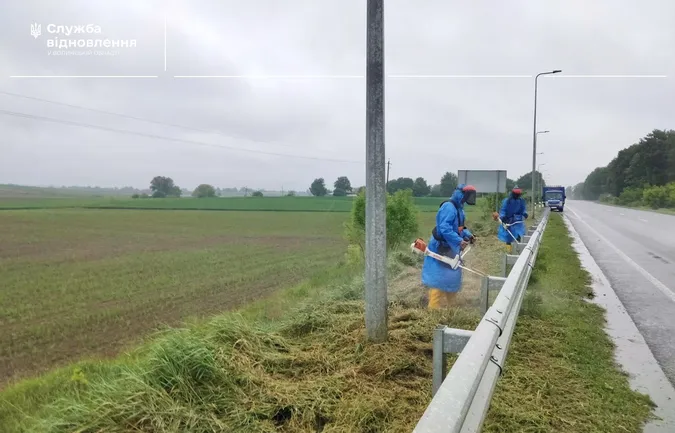 На Волині вздовж важливих доріг викошують траву: для чого (фото)