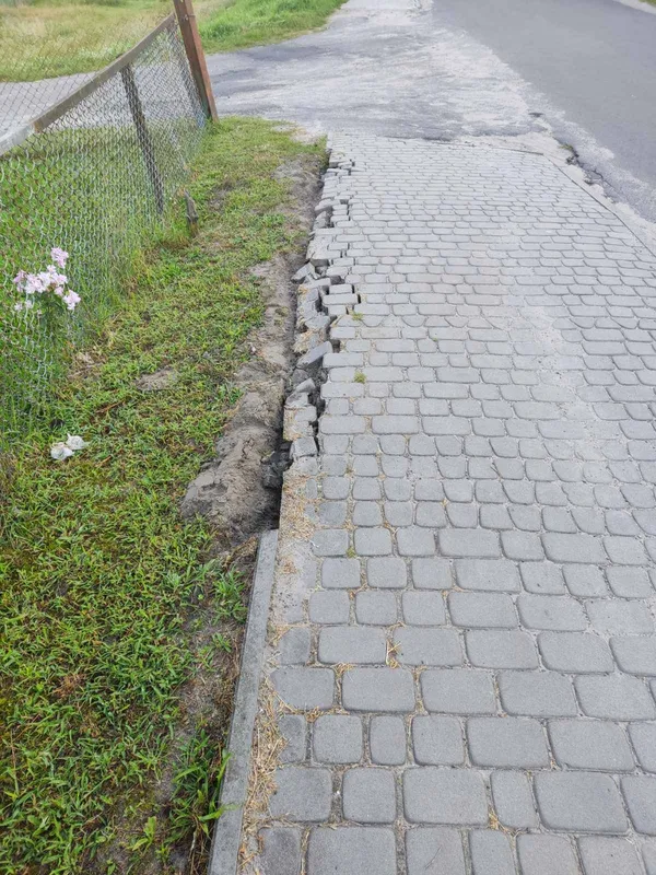 У Камені-Каширському невідомі вкрали 5 метрів тротуарного бордюру (фото)