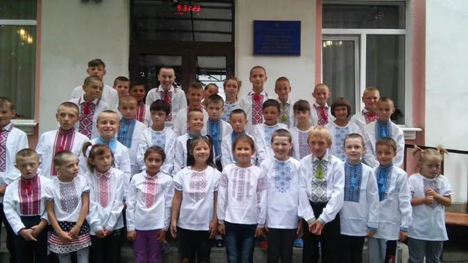 Волинські СБУшники подарували школярам вишиванки (фото)